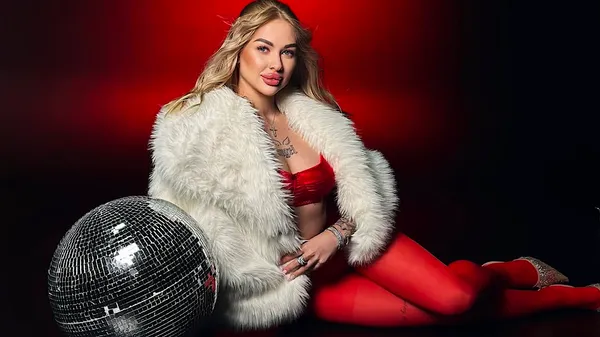 Колготки вогняного кольору та гарячий бюст: кохана екс-хавбека Чорноморця запалює мережу