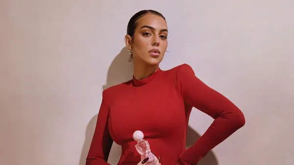 Джорджина лякає своїми прозорими сукнями – пасія Роналду не відмовляється від зухвалого вбрання