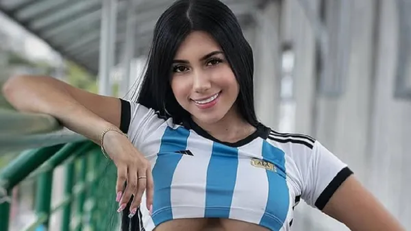 Найеротичніша фанатка збірної Колумбії прикрила груди квітами та влаштувала шоу в басейні