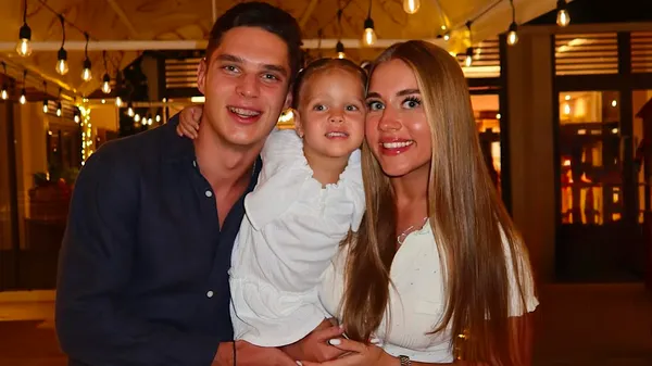 Усмішка, від якої тануть серця: неперевершена Судакова зігріває собою навіть у зимові дні