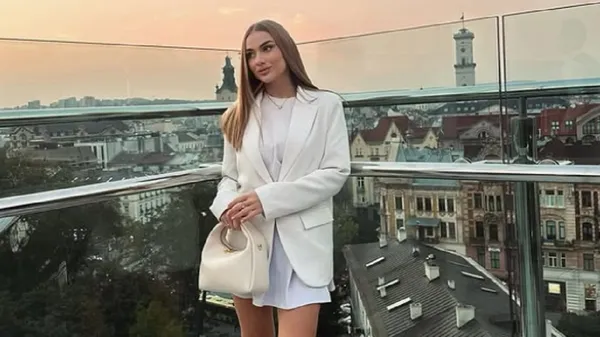 Гламурна кохана футболіста збірної України захопила нев'янучою красою у нічному Львові – фото