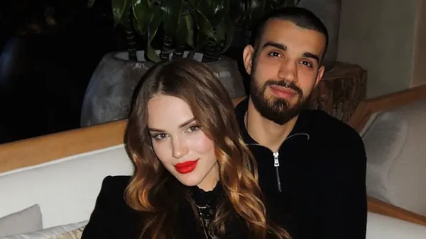 Кохана Бабогла зачарувала ніжним образом – оголені плечі й розпущене волосся