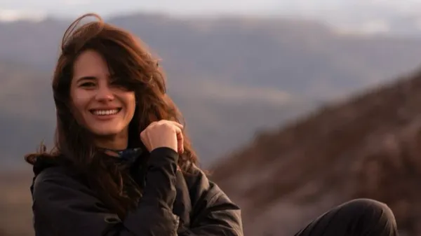 Альпіністка Самойлова поділилася затишним моментом – кавова перерва в елегантному образі