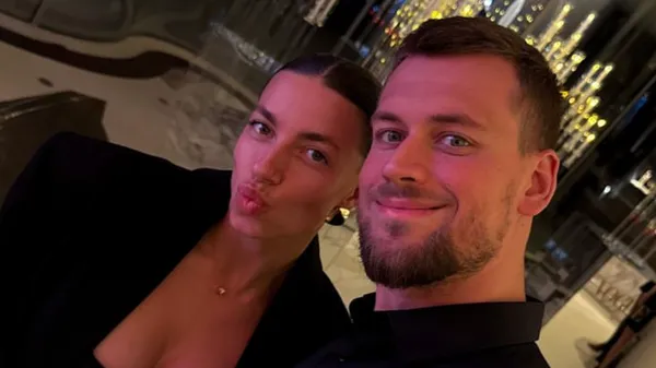 Бех-Романчук показала лікувальну терапію від чоловіка — вилізла на нього та радіє