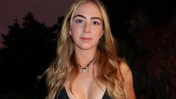 Потрясающая гольфистка будоражит фантазию в купальнике – эротический фотосет возле автомобиля