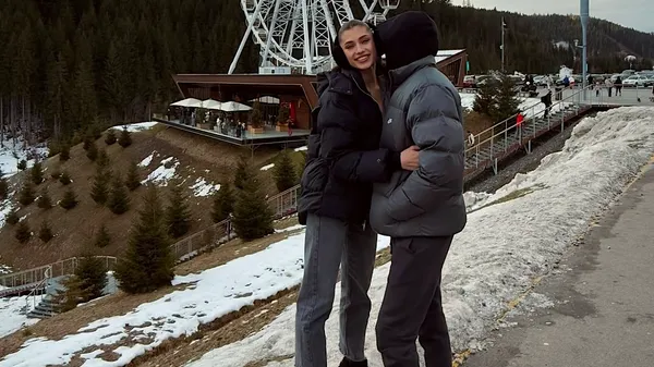 "Мої": казкова ідилія Дідиків під ялинкою – брюнетка зачарувала щирістю кадру