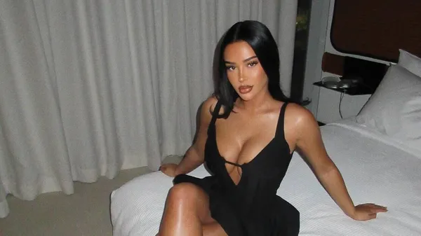 Горячая модель из США подцепила Беллингема: старшая на 6 лет красавица очаровывает формами