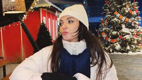 Львів’янка Крива випромінює радість через екран – кайфує та смакує смачний напій