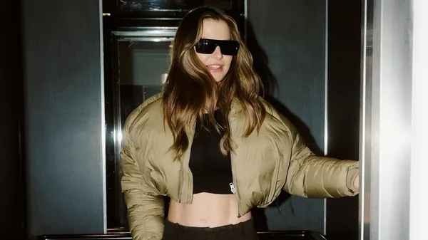 Дружина Лєвандовскі здивувала образом на матч Барселони: "Любий, не души мене"