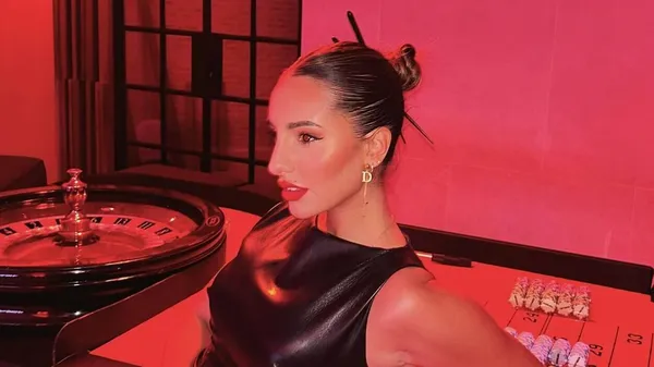 Партнер Луніна по нещастю закохався у співачку, яка обожнює демонструвати груди: вони ховалися рік