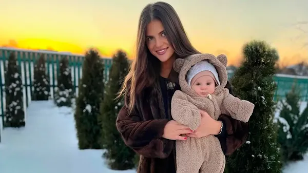 Журналистка Машкина залюбовала образом на прогулке с малышом