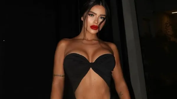 Пишнотіла пасія одноклубника Мудрика виставила напоказ свої знамениті переваги та розпалила уяву