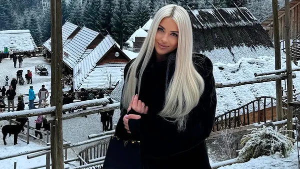 Завораживает взглядом: любка Велетня с букетом роз в романтическом кадре