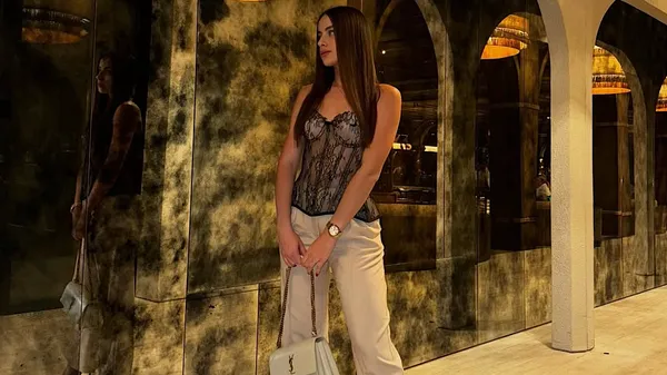 Соблазнительный силуэт: экс-пассия Бражко ошеломила кадром в сексуальном платье