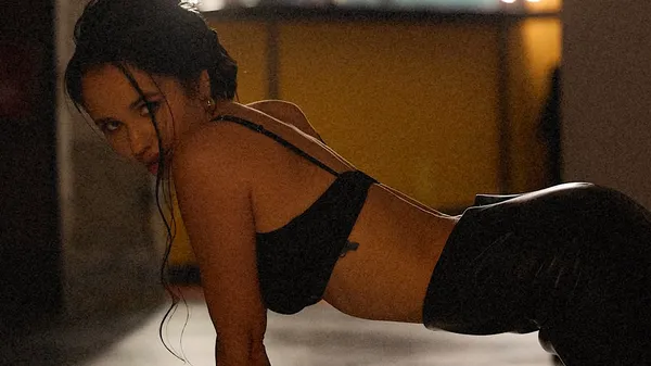 Эффектная Буяльская: жена футболиста поражает изяществом на фоне небоскребов