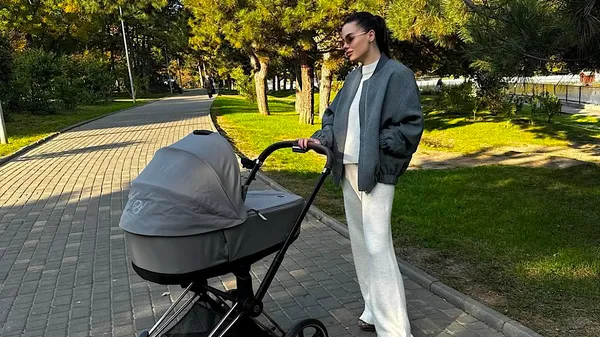 Рідкісні знімки красуні-дружини Данченка: стиль, затишок і трішки кави