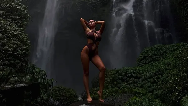 Дрон снял идеальное тело Судаковой в откровенном бикини со всех ракурсов – горячее шоу среди джунглей