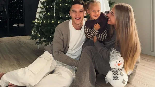 Судаков сделал самое милое возвращение в семью – счастливая дочь еле тащит тяжелейший подарок