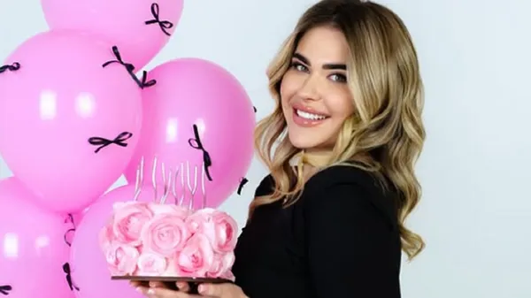 Розкішна дружина Корнієнка вразила екстравагантним міні на честь дня народження – палкі фото