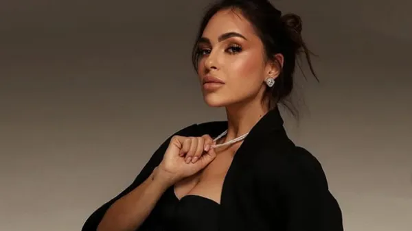 Грація з пікантним акцентом: грайлива дівчина Шапаренка запалює в ефектній сукні та на підборах