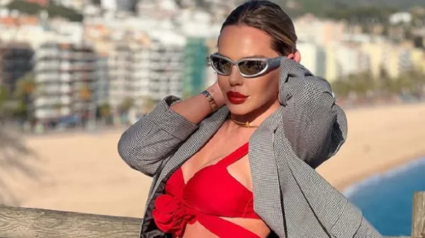 Запальна обраниця Федецького розвела вогонь у червоній сукні з екстремальним вирізом – спокусливо