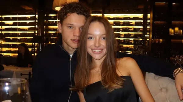 Вогняна жона універсала Динамо дражнить довгими ніжками у короткому міні: футболіст не стримався