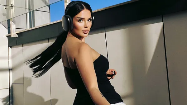 Зажигательная любка звезды Динамо поднимает градус экстремальным декольте: элегантность и опасность в глазах