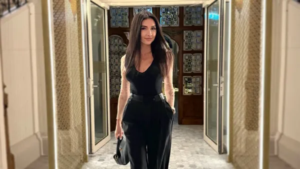 Пожежа та елегантність: яскрава муза екс-футболіста збірної України запаморочує відкритим декольте