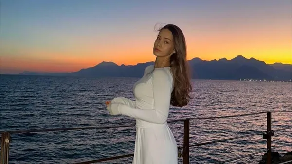 Соблазн в кадре: девушка Яцика продемонстрировала на видео свою отличную пластику