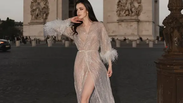 Запальна сестра українського футболіста з пікантного ракурсу демонструє мокрі сідниці: нічна зйомка