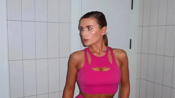 Неперевершена пластика: дівчина Волошина похизувалася бездоганним шпагатом