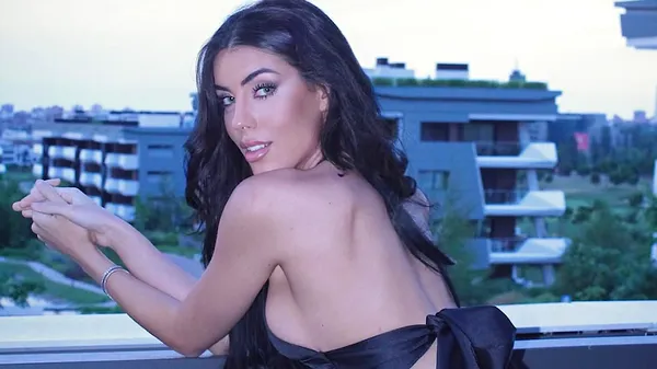 Вогняна пара: Вінісіуса охомутала шикарна брюнетка