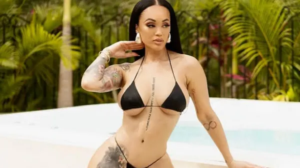 Розкута обраниця Вайлдера піднімає градус оголеними принадами у сексі-бікіні – гаряча, як полум'я