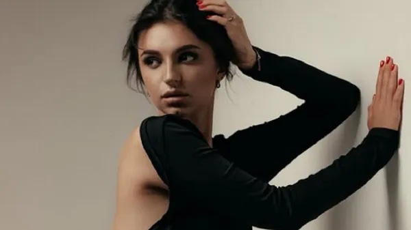 Симпатична українська ведуча здивувала привабливим чином – відкрите декольте стало окрасою на фото