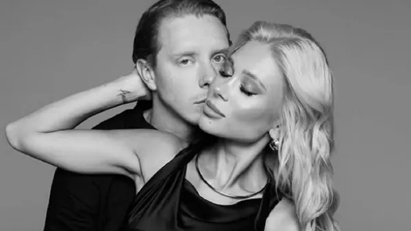 Оголена спинка та величезний букет: кохана Коноплі похизувалася вражаючим виглядом – він постарався