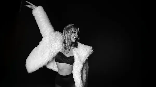 "Нова я": Ситникова вражає зміною іміджу – з білявки в брюнетку