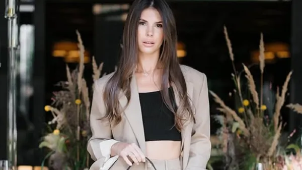 Партнерша Реброва дурманит соблазнительным образом в элегантном мини – отрывались крупной компанией