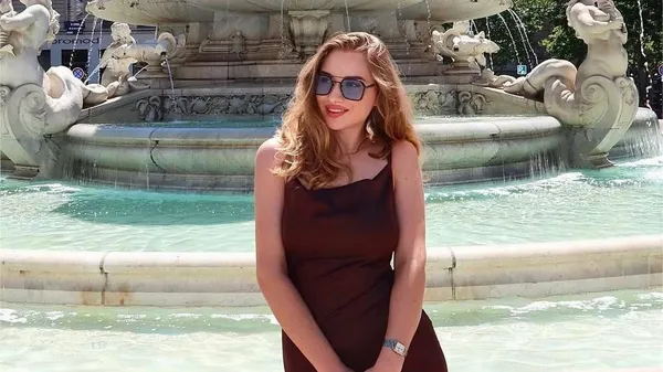 Избранница Сыча показала свой стильный аутфит на день – серый цвет больше не скучный