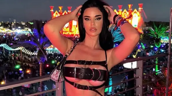 Найсексуальніша фанатка футболу засвітила оголені форми у хижому наряді – солодка спокуса