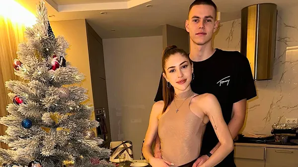 Красивая атака на камеру: стильный автолук от музы вратаря Шахтера