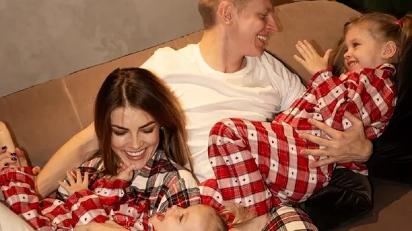 Дружина Зінченка піднімає на вуха Лондон – старша донечка мило підтримує молодшу в аеропорту