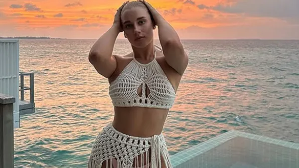 Соблазнительная муза Судакова снова в центре внимания – пикантный наряд, аппетитная фигура и естественная красота