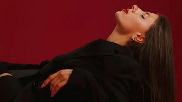 Огненная Бех-Романчук показала совершенную физическую форму в красном наряде: украинская королева