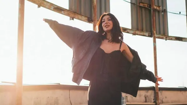 "Жінка, замотана в білу ковдру": нова пісня дружини Ракицького все більше привертає увагу слухачів