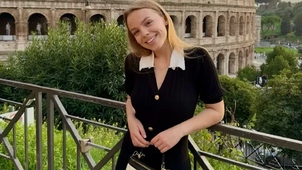 Досконала кохана гравця Динамо похвалилася яскравими фото з прогулянок по Стамбулу