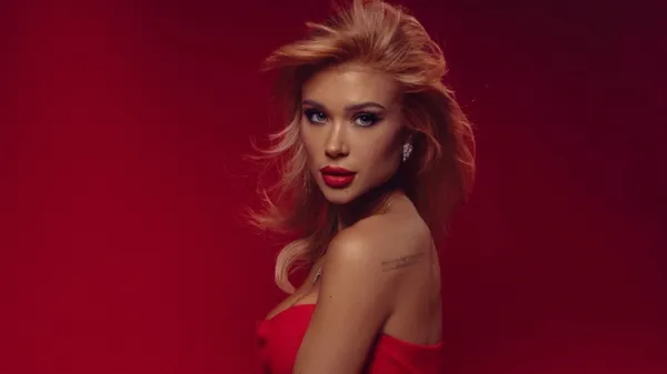 Уверенная жена Конопли соблазняет идеальным телом на теннисном корте – сеть пылает