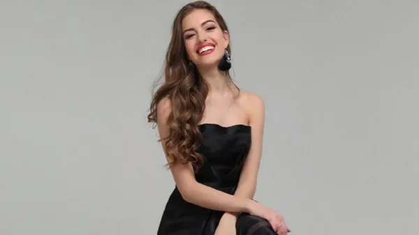 Небезпечна футбольна ведуча оголила сліпучі принади та разить очі перехожим: образ на межі фантазії