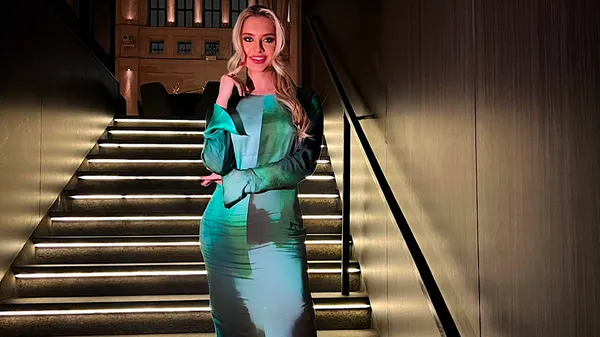 Ведуча Шахтаря стає дедалі відвертішою: білявка приголомшила образом із відкритим декольте