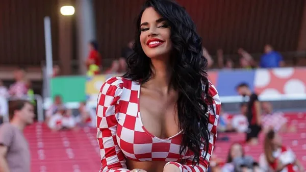 Найсексуальніша фанатка футболу віддалася запальному хобі у "голому" образі – спокуса засвітила все