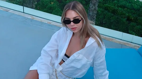 Стильна і незалежна: дружина Тимчика демонструє свій шарм